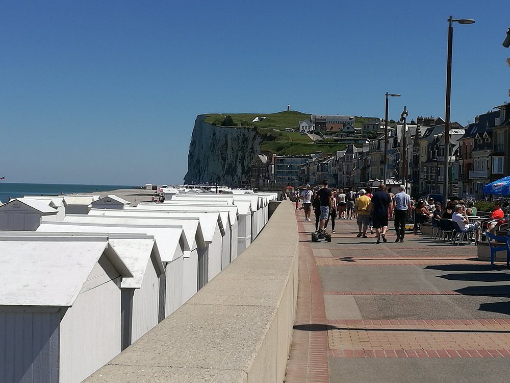 Digue et cabines blanches face aux falaises de Mers-les-Bains