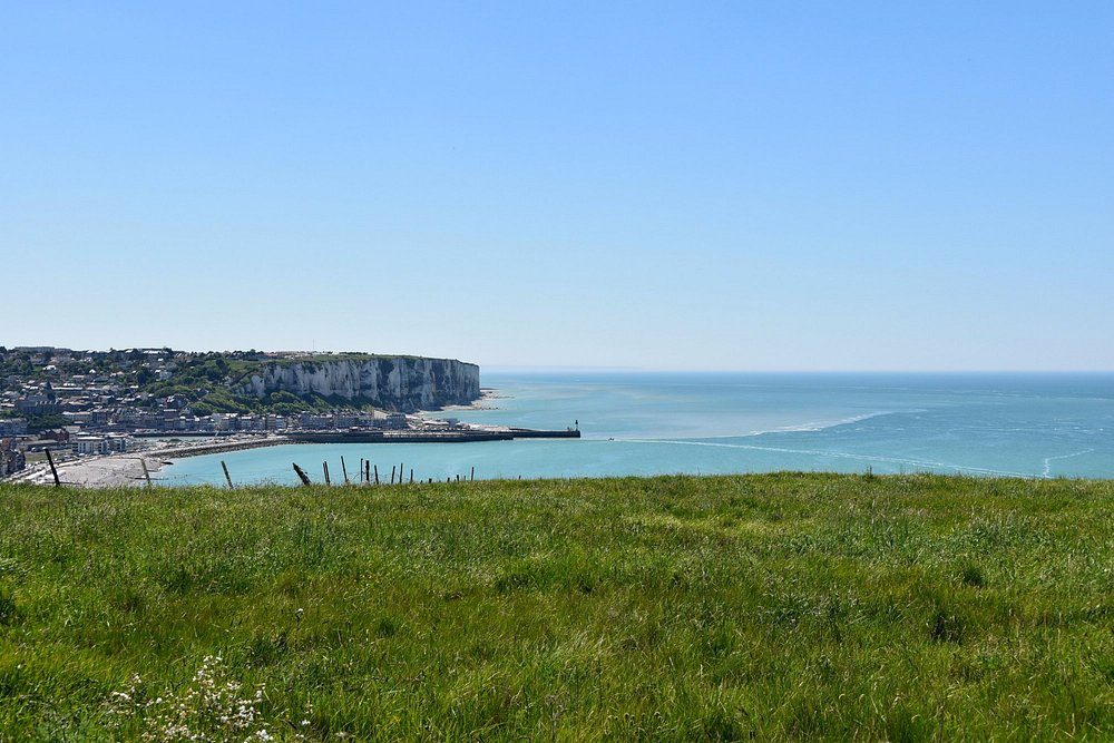 Vue sur les falaises depuis le plateau de Mers-les-Bains