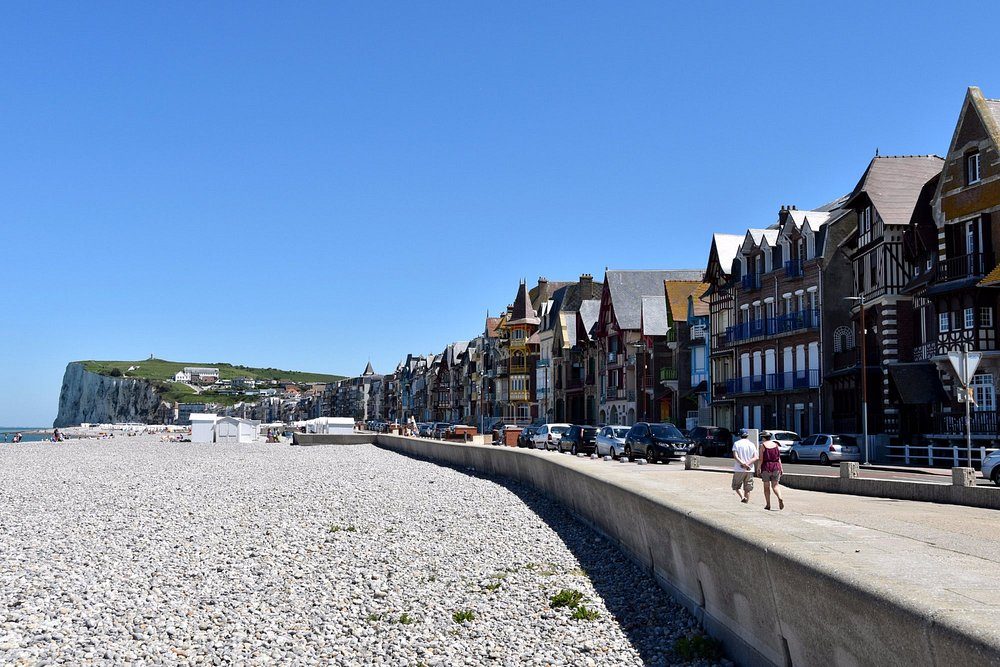Plage de galets et front de mer de Mers-les-Bains