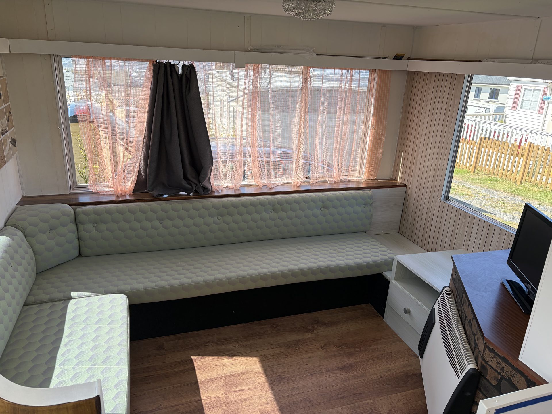 Salon avec grande banquette