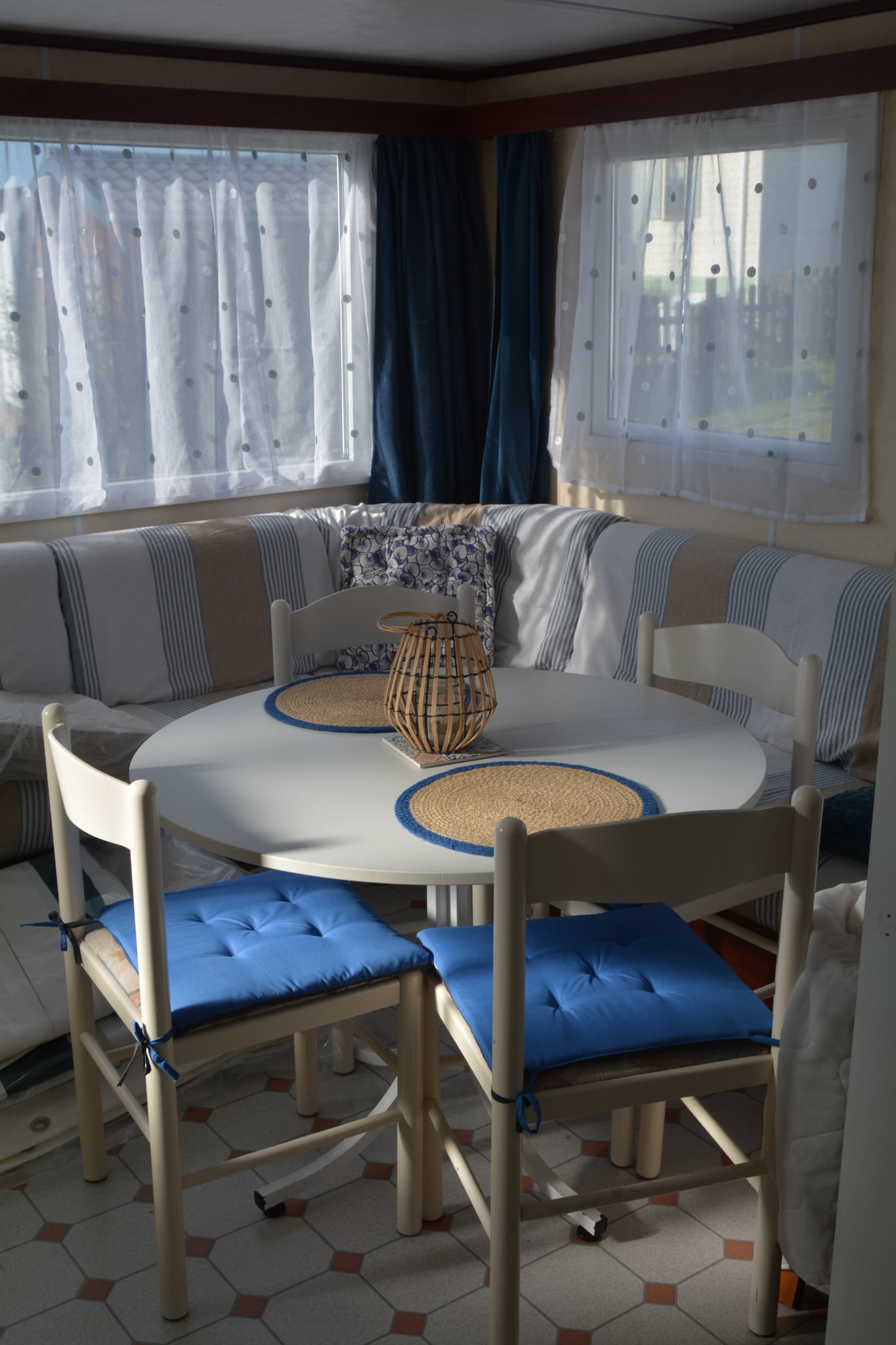 Coin repas intérieur du mobile-home